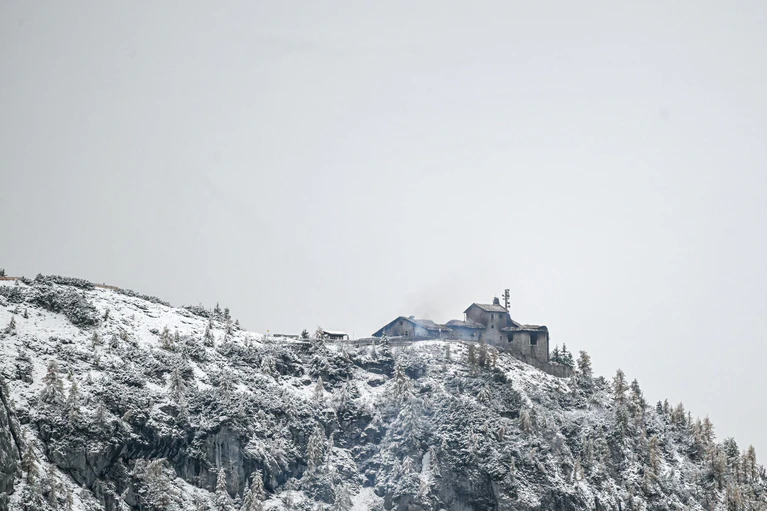 Das Kehlsteinhaus wurde durch den Brand schwer zerstört.  — © Jason Tschepljakow/dpa