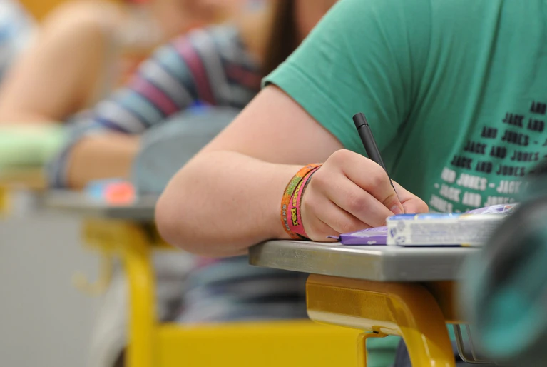Klassische Schulaufgaben bleiben der Standard - doch zusätzlich gibt es neue Prüfungsformate an Bayerns Schulen. (Symbolbild) — © Armin Weigel/dpa