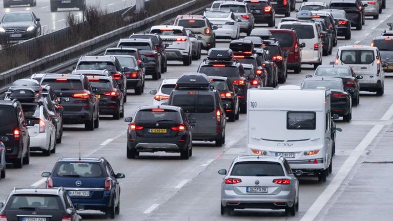 Der ADAC warnt vor Stau auf deutschen Autobahnen. (Archivbild) — © Marijan Murat/dpa