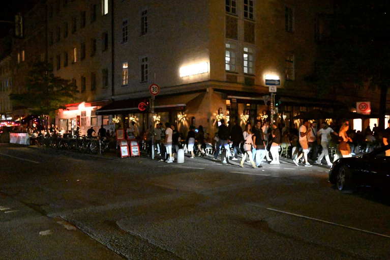 In der Gegend im Univiertel gibt es nachts oft Ansammlungen feiernder Menschen. — © Felix Hörhager/dpa