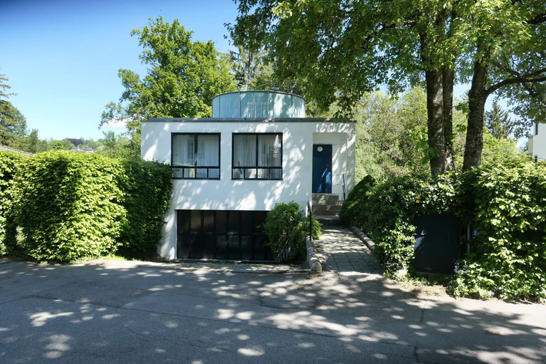 Ein weißer Kubus am Hang: Das Haus von Jürgen Habermas ist jetzt Baudenkmal (Handout) — © -/Bayerisches Landesamt für Denkmalpflege BLfD/dpa