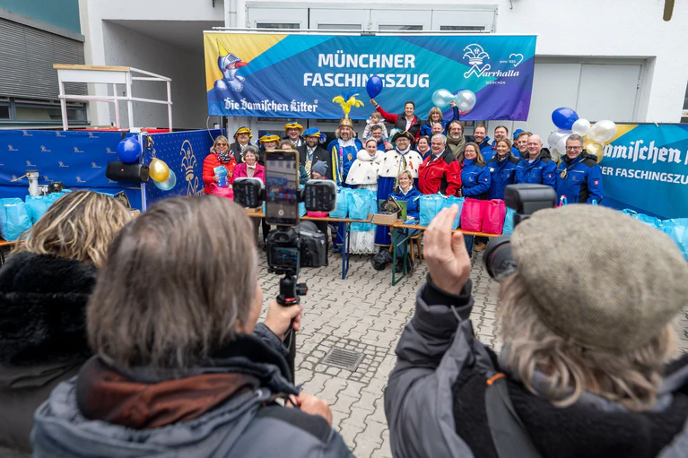Süße Spenden: nach der Absage des Faschingszuges haben die Münchner Gesellschaften «Narrhalla» und «Damische Ritter» tonnenweise Naschereien verschenkt. — © Peter Kneffel/dpa