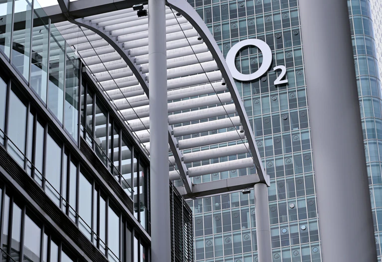 Das Logo bleibt zwar groß hängen an der Münchner Deutschlandzentrale, die Gesamtzahl der Belegschaft wird aber kleiner. (Archivbild) — © Sven Hoppe/dpa