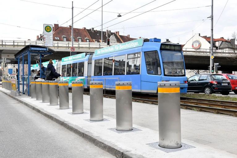 Poller sollen künftig verhindern, dass Autos bei Unfällen in die Haltestelle fahren. (Handout)  — © SWM/MVG/dpa