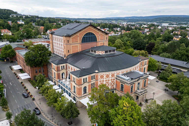 Das Festspielhaus thront auf dem Grünen Hügel von Bayreuth (Archiv). — © Daniel Karmann/dpa