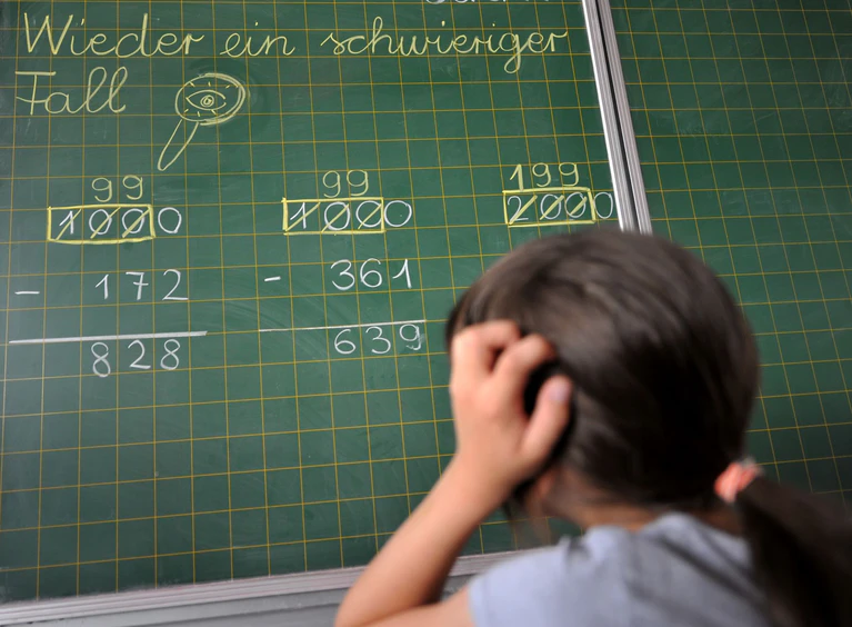 In der Grundschule kann in Mathe statt einer Schulprobe künftig auch ein Podcast benotet werden. (Symbolbild) — © Frank Leonhardt/dpa