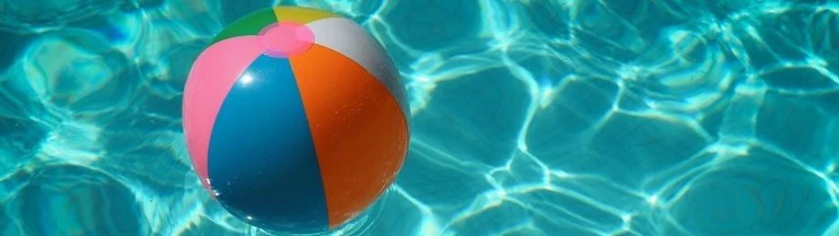 Schwimmen, Pool, Freibad — © Photo by Raphaël Biscaldi on Unsplash