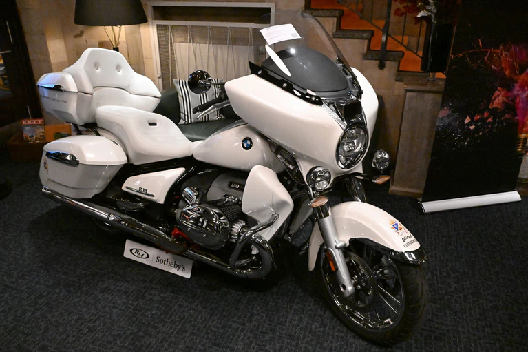 Papst Leo XIV. hatte das Motorrad im September in Rom in Empfang genommen. — © Felix Hörhager/dpa