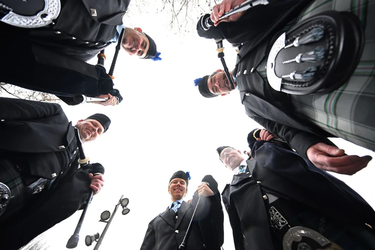 Mit Dudelsack und Kilt besuchten einige die Parade in München.  — © Felix Hörhager/dpa