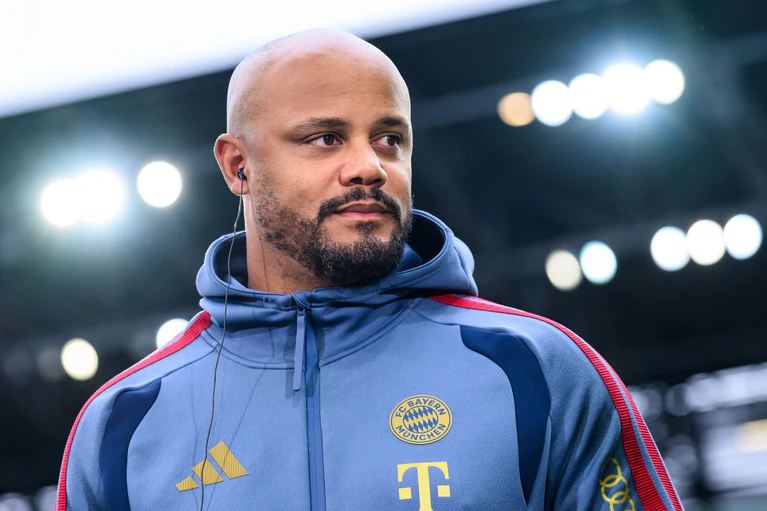 Bayern-Trainer Vincent Kompany wurde nach seinem Zusammenbruch in eine Klinik eingeliefert. (Archivbild) — © Tom Weller/dpa