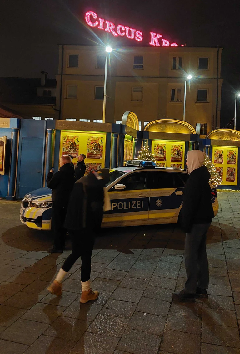 Aktivisten hatten versucht, in der Manege ein Banner zu entrollen. — © Britta Schultejans/dpa