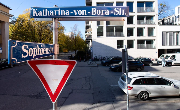 In bayerischen Städten wie hier München sind meist viel weniger Straßen und öffentliche Plätze nach Frauen benannt als nach Männern. (Symbolbild) — © Sven Hoppe/dpa