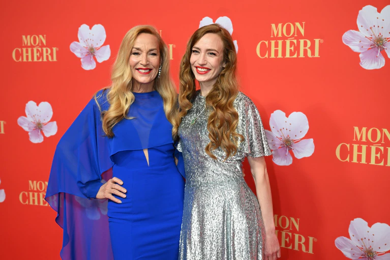 Jerry Hall und Elizabeth Jagger freuen sich aufs gemeinsame Weihnachtsfest. — © Felix Hörhager/dpa