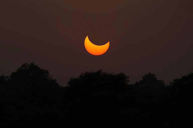 Eine partielle Sonnenfinsternis vor Sonnenuntergang in Pakistan. (Archivbild) — © K.M. Chaudary/AP/dpa