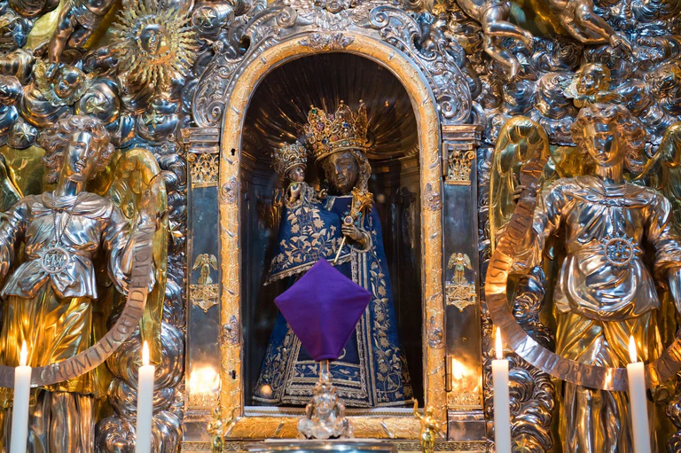 Die Schwarze Madonna in der Altöttinger Gnadenkapelle mag viele katholische Wallfahrer anziehen, statistisch ist der Ort aber nicht besonders katholisch. (Archivbild) — © picture alliance / dpa
