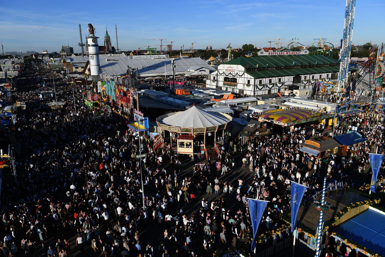Die Wiesn ist dieses Jahr gut besucht. — © Felix Hörhager/dpa