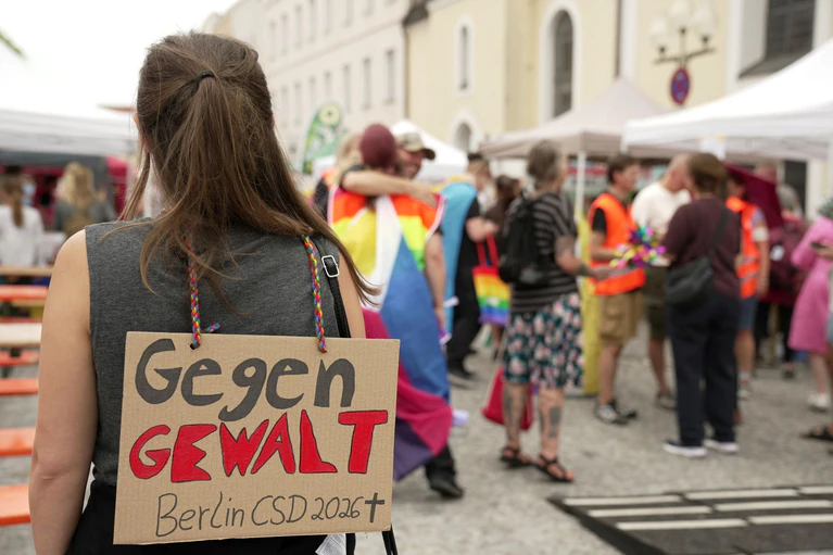Der CSD in Mühldorf fand trotz des Angriffs in Berlin statt. — © Ehsan Monajati/dpa