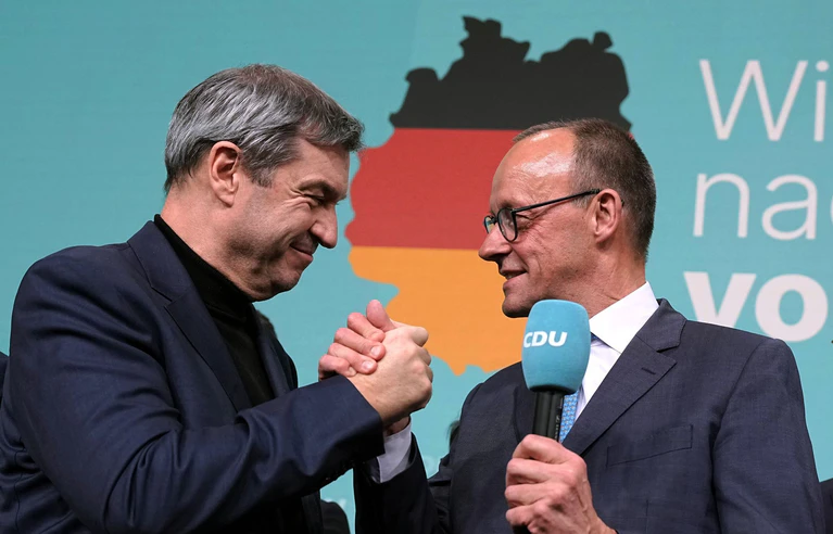CSU-Chef Markus Söder und CDU-Chef Friedrich Merz in Feierlaune — © Michael Kappeler/dpa
