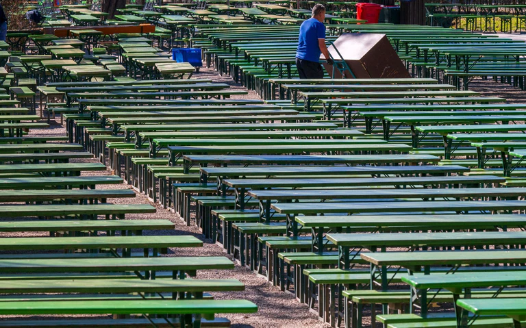 Steigen die Temperaturen, dürfte es auch in den Münchner Biergärten schnell wieder voll werden. — © Peter Kneffel/dpa