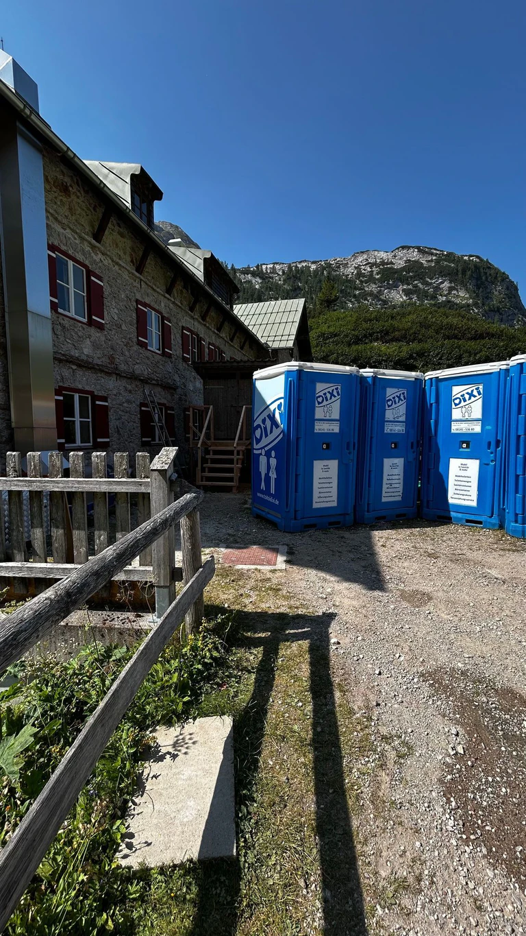 Auch mobile Toiletten werden in den Berchtesgadener Alpen auf den Berg geflogen. — © Gabi Schieder-Moderegger/DAV Sektion Berchtesgaden/dpa