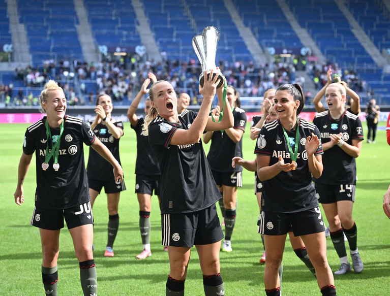Titelverteidiger im Supercup: die Fußballerinnen des FC Bayern. (Archivbild) — © Uli Deck/dpa