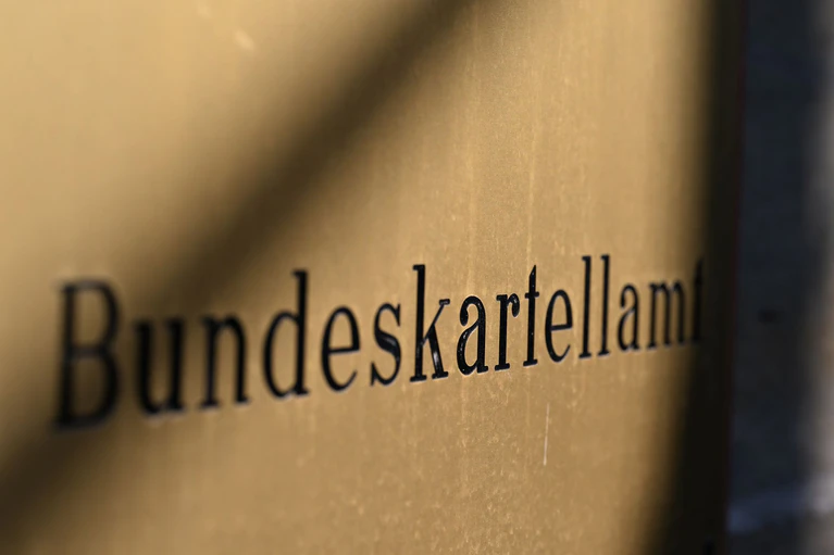 Das Bundeskartellamt prüft die Preisgestaltung der Raffinerien. (Archivbild) — © Wolf von Dewitz/dpa