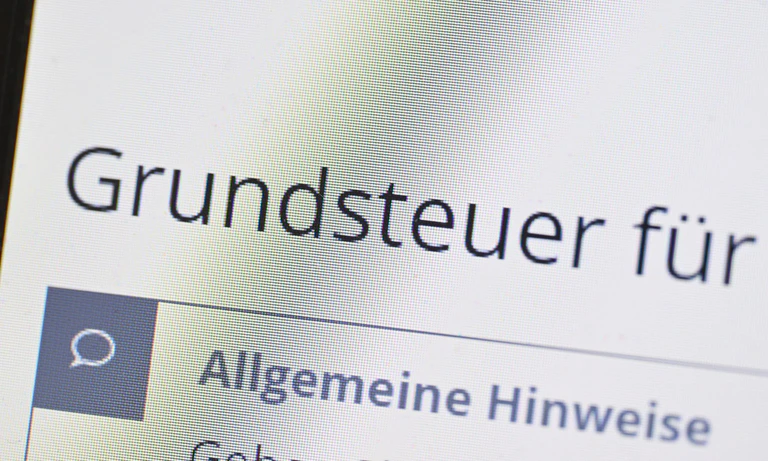 Die Neufassung der Grundsteuer beschäftigt die Finanzgerichte bundesweit. (Symbolbild) — © Bernd Weißbrod/dpa
