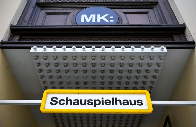 München, Sommer 2026: Ein Schild mit der Aufschrift «Schauspielhaus» ist am Eingang der Münchner Kammerspiele zu sehen. — © Sven Hoppe/dpa