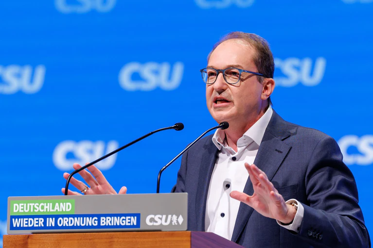 Alexander Dobrindt (CSU) findet klare Worte für SPD und Grüne. (Archivbild) — © Daniel Karmann/dpa