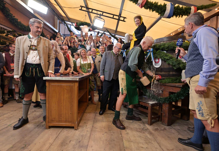 Das Anzapfen zum offiziellen Wiesn-Start ist Chefsache - also Aufgabe des Münchner Oberbürgermeisters. — © Peter Kneffel/dpa