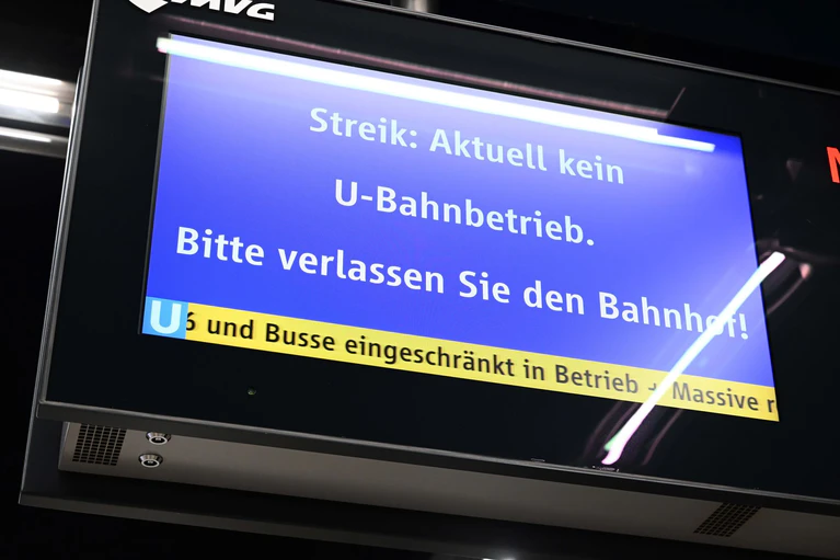 Vielerorts wird der Nahverkehr wegen des Warnstreiks ins Stocken geraten. (Archivbild) — © Felix Hörhager/dpa