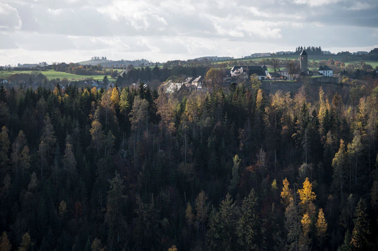 Der Landkreis Hof erwartet, dass die Frankenwaldbrücken in den ersten beiden Jahren bis zu 300.000 Besucherinnen und Besucher in die Region locken werden. (Archivbild) — © Daniel Vogl/dpa