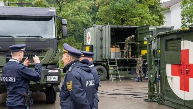 In der Bundesrepublik darf die Bundeswehr nur in bestimmten Fällen im Rahmen einer Amtshilfe eingesetzt werden. — © Stefan Puchner/dpa
