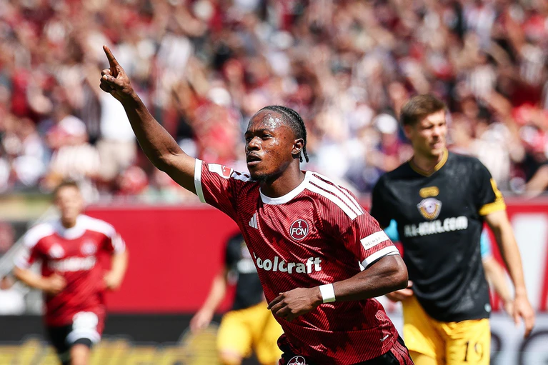 Mohamed Alì Zoma (M) ist Nürnbergs Top-Torjäger. (Archivbild) — © Daniel Löb/dpa