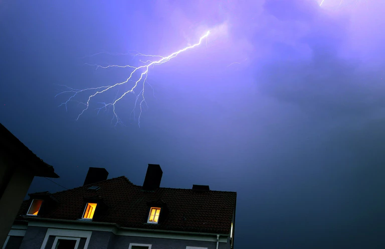 Die Gewitterstimmung in Bayern bleibt. (Archivfoto)  — © Karl-Josef Hildenbrand/dpa/dpa-tmn