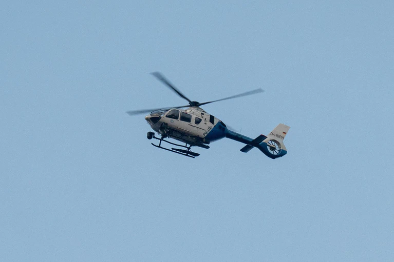 Auch mit einem Hubschrauber hat die Polizei nach dem vermissten 15-Jährigen gesucht. (Symbolbild) — © Armin Weigel/dpa