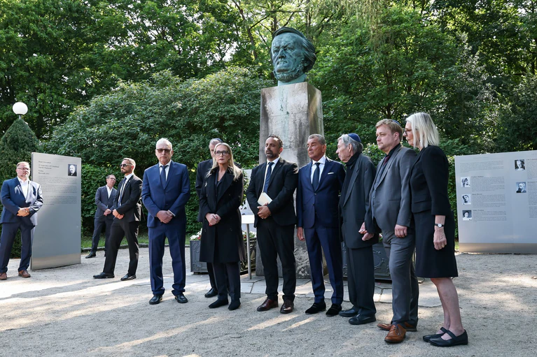Friedman und Wagner besichtigten die Ausstellung «Verstummte Stimmen». — © Daniel Löb/dpa