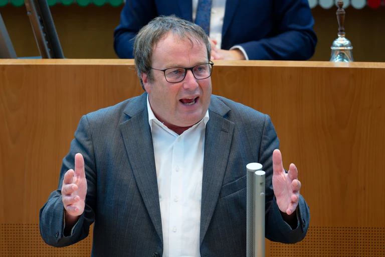 Minister Oliver Krischer übt deutliche Kritik an der Deutschen Bahn: «Das macht mich fassungslos.» (Archivbild) — © Henning Kaiser/dpa
