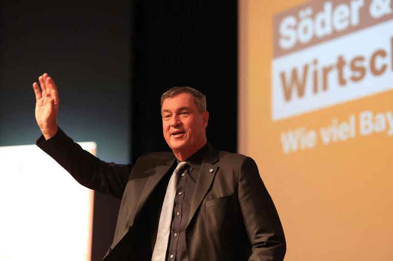 Markus Söder hob die Wirtschaftskompetenz von Sven Schulze hervor. — © Matthias Bein/dpa
