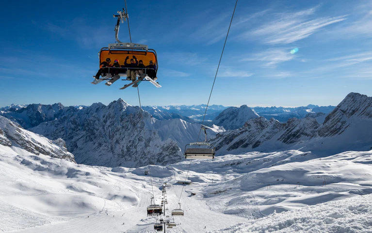 An der Zugspitze beginnt die Skisaison.  — © Peter Kneffel/dpa