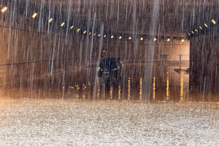 Regenmassen können schnell zu einer Gefahr werden. — © Ferdinand Merzbach/NEWS5/dpa