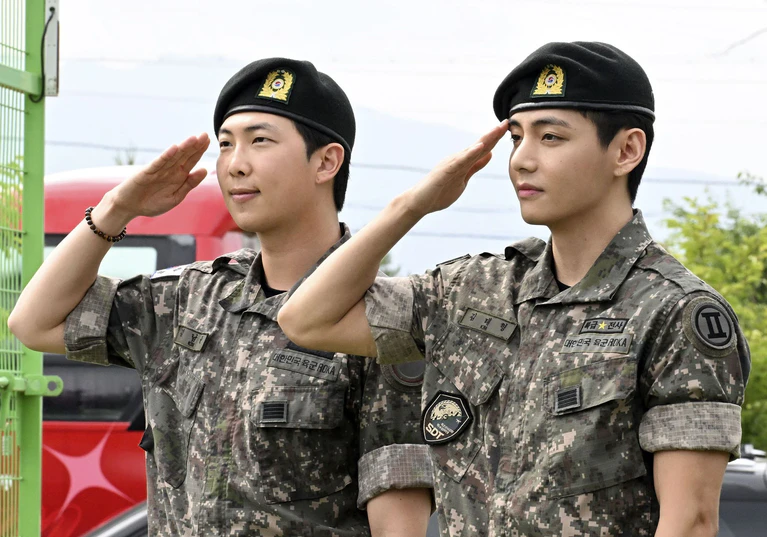 BTS-Mitglieder RM (l) und V wurden gemeinsam aus dem südkoreanischen Militärdienst entlassen.  (Archivfoto) — © -/kyodo/dpa