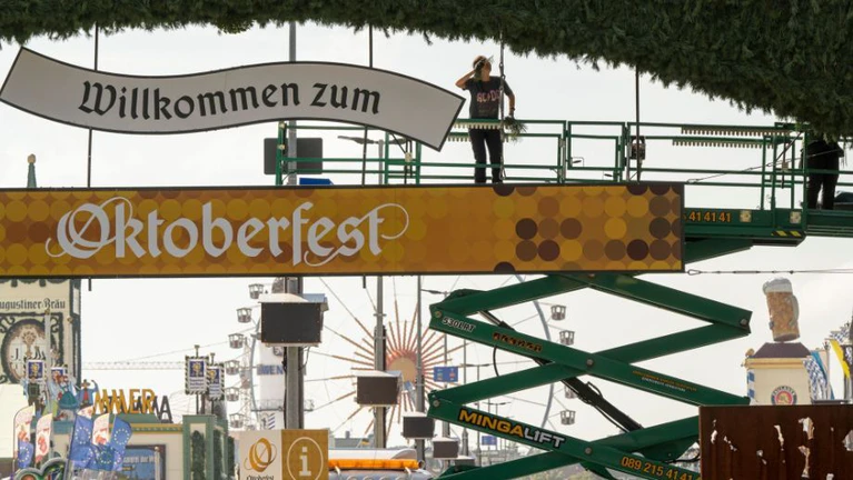 Der Aufbau dauert Monate: Ab Montag ist die Theresienwiese für das Oktoberfest gesperrt (Archivbild). — © Peter Kneffel/dpa