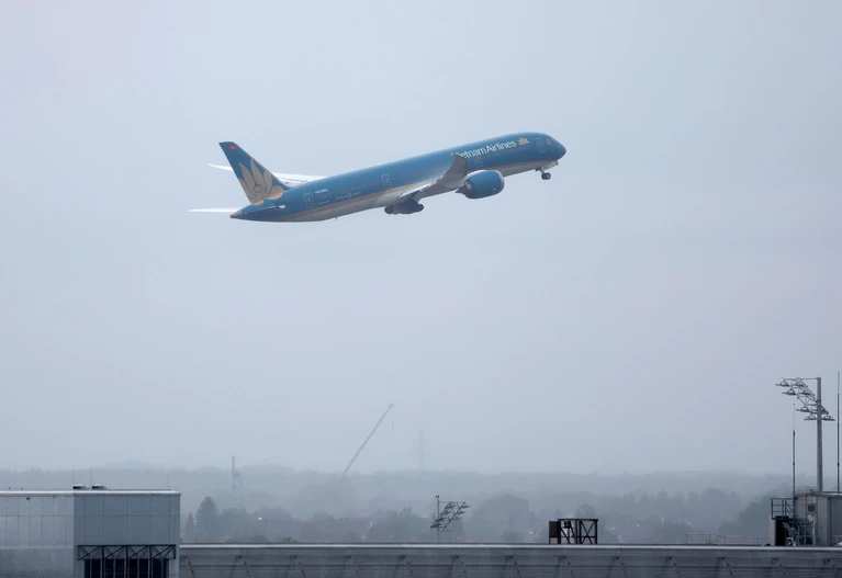 Der Flug Nummer VN 34 der Vietnam Airlines sstartet am Montag stark verspätet, aber ohne weiteren Zwischenfall. — © Karl-Josef Hildenbrand/dpa