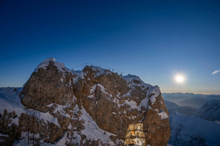 Gut zwei Wochen lang war der Gipfel nackt.  — © Peter Kneffel/dpa