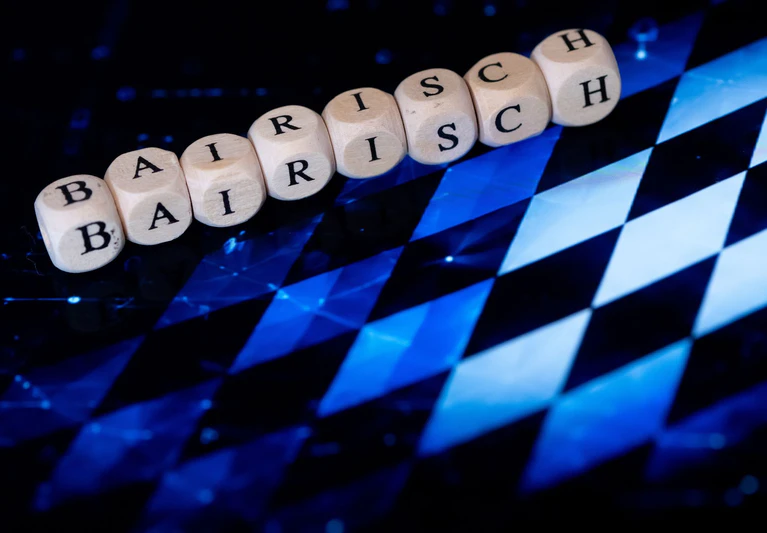 Mit Hilfe von Künstlicher Intelligenz wollen Sprachpfleger in Bayern den Dialekt stärken und erhalten. (Symbolbild) — © Sven Hoppe/dpa