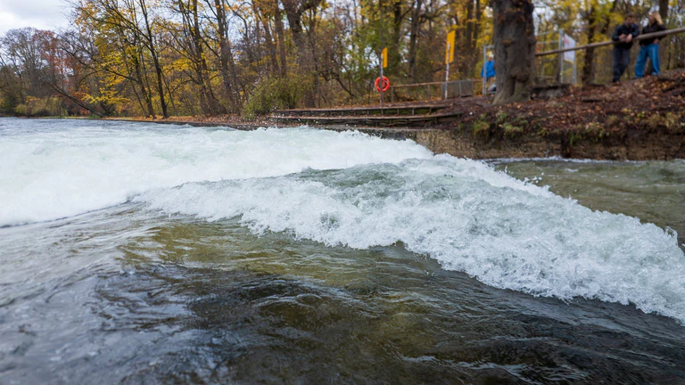 Rauschendes Wasser - aber keine Surfwelle. — © Peter Kneffel/dpa