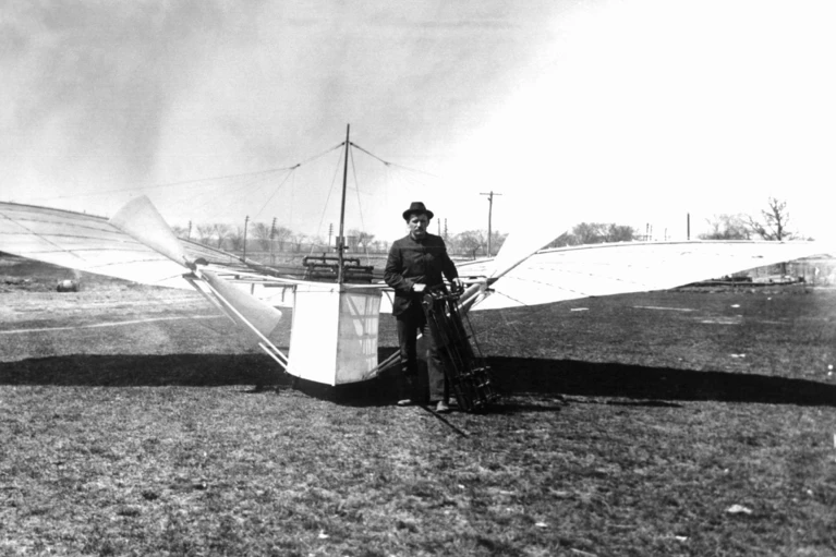 Er war wohl der Erste, der ein Motorflugzeug in die Luft brachte: Gustav Weisskopf vor seiner Maschine. (Archivbild) — © picture alliance / dpa
