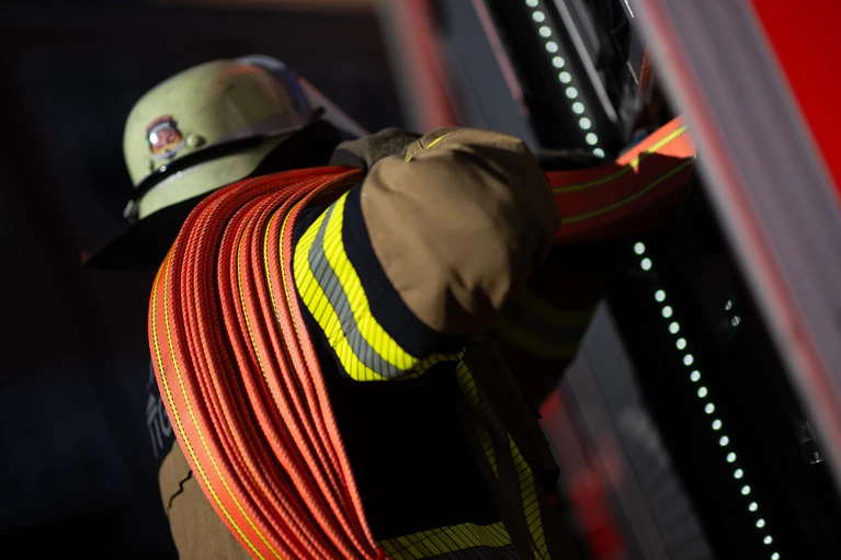 Die Feuerwehr schaffte es nicht, den Brand einzudämmen. (Symbolbild) — © Marijan Murat/dpa