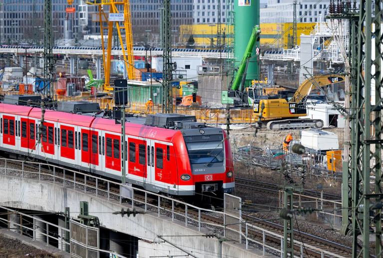 Baustellen wie die zum Bau der zweiten S-Bahn-Stammstrecke verursachen immer wieder Verspätungen. (Archivbild) — © Sven Hoppe/dpa